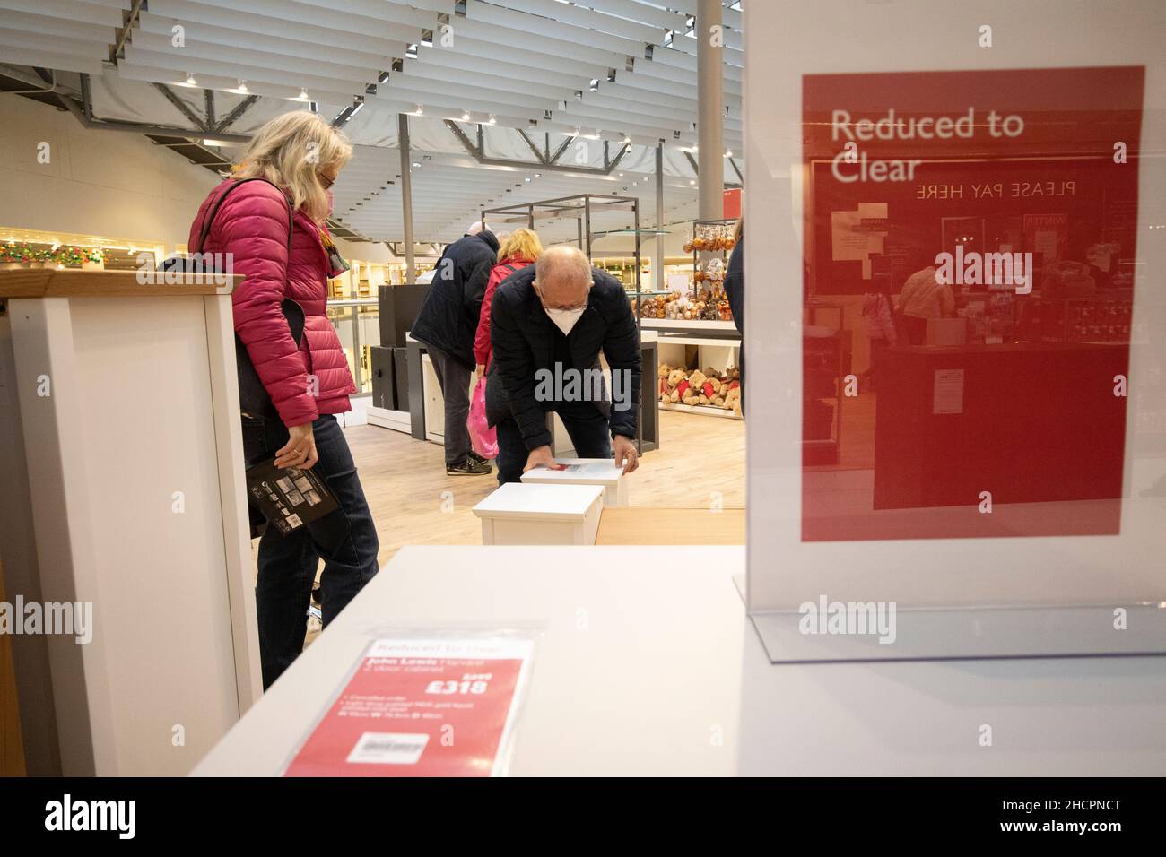 Les acheteurs à la recherche de bonnes affaires dans le rayon ameublement du grand magasin John Lewis pendant les soldes de janvier, Kingston, Surrey, Angleterre Banque D'Images