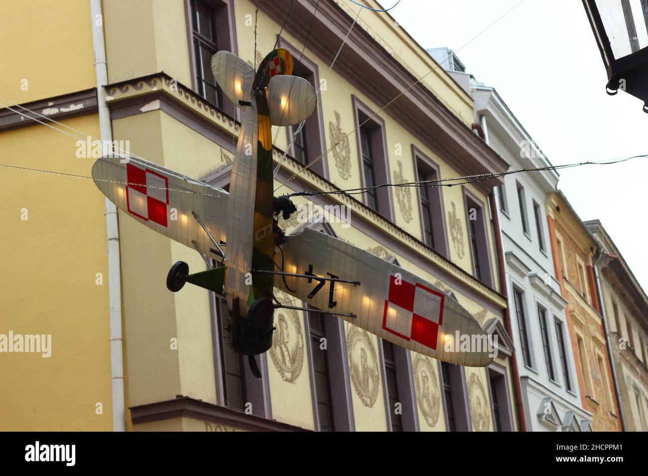 Gros plan d'un modèle d'avion sur la rue de la vieille ville de Lublin, Pologne Banque D'Images Gros plan d'un modèle d'avion sur la rue de la vieille ville de Lublin, Pologne Banque D'Images
