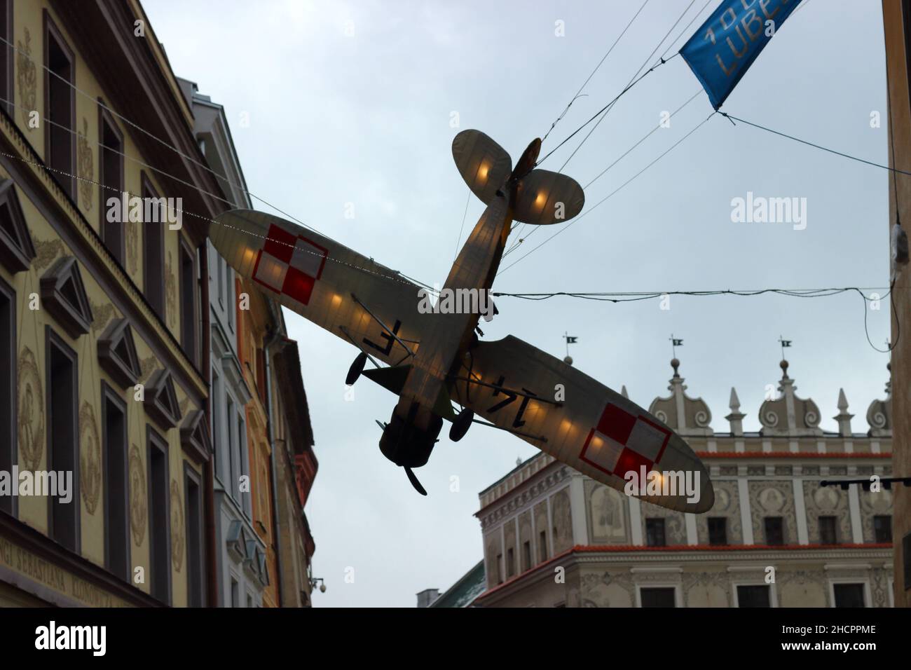 Gros plan d'un modèle d'avion militaire suspendu dans les rues de la vieille ville de Lublin Pologne Banque D'Images Gros plan d'un modèle d'avion militaire suspendu dans les rues de la vieille ville de Lublin Pologne Banque D'Images