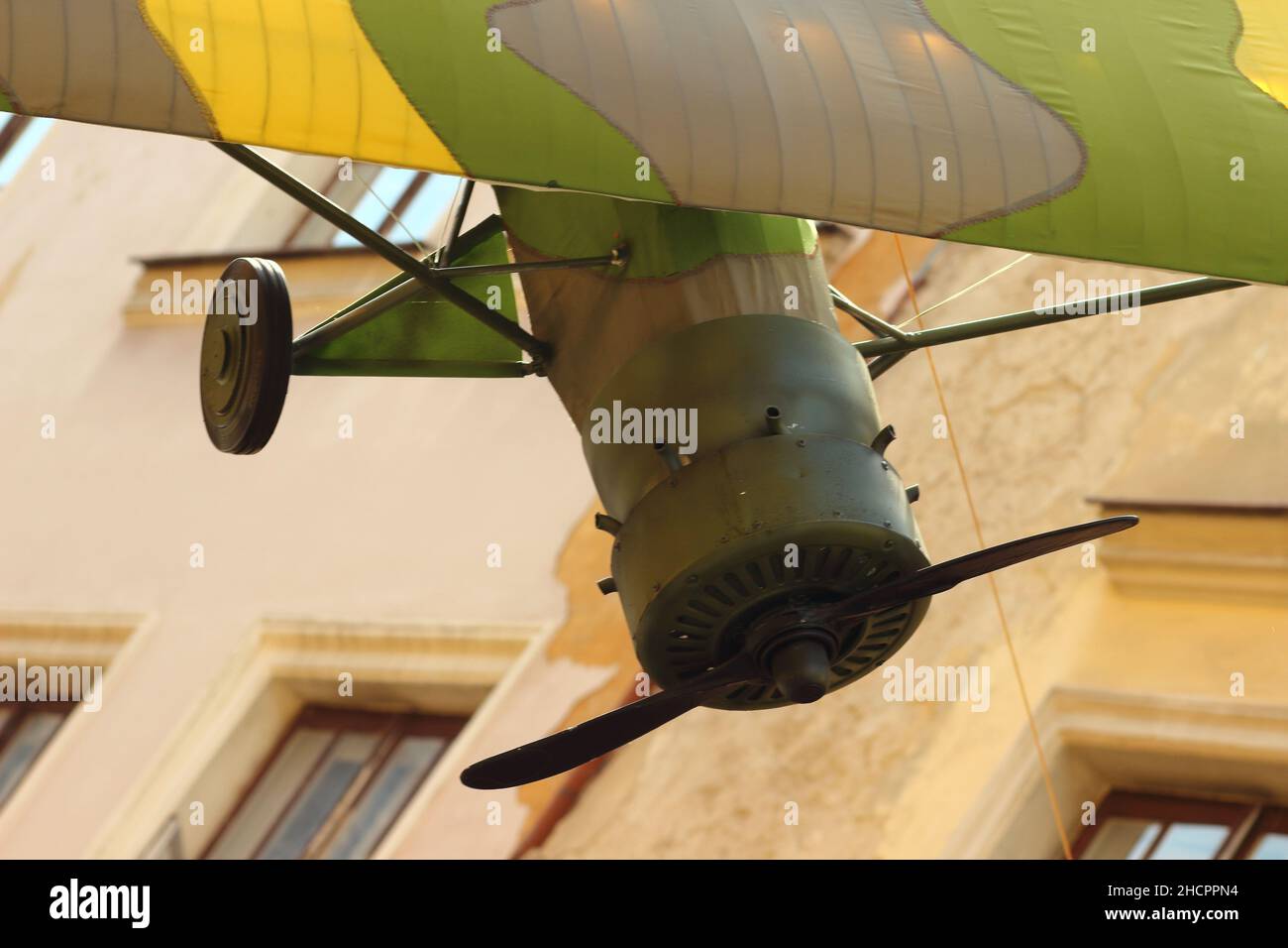 Modèle d'avion à hélice dans la vieille ville de Lublin, en Pologne Banque D'Images Modèle d'avion à hélice dans la vieille ville de Lublin, en Pologne Banque D'Images