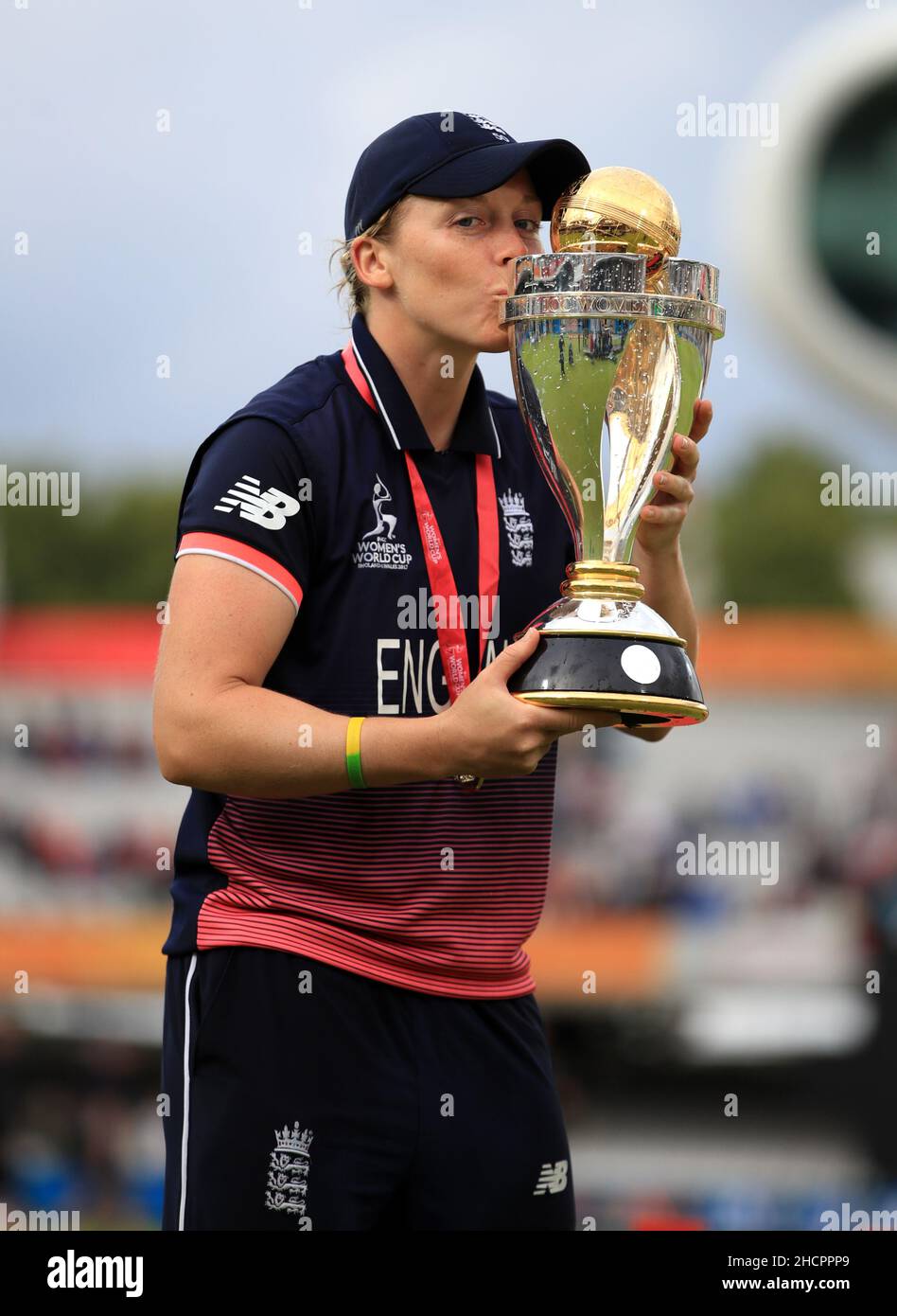 Photo du dossier datée du 23-07-2017, Heather Knight célèbre le trophée lors de la finale de la coupe du monde féminine de l'ICC à Lord's, Londres.Euro 2022 aura lieu en Angleterre en juillet, tandis que la Nouvelle-Zélande accueillera la coupe du monde de cricket et la coupe du monde de rugby, respectivement en mars-avril et en octobre-novembre.Date de publication : vendredi 31 décembre 2021. Banque D'Images