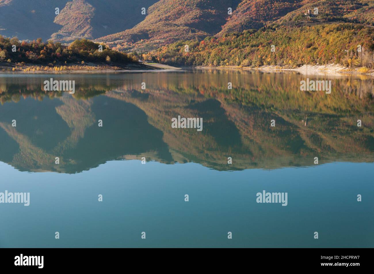 Paysage Lago di Fiastra dans la région des Marches, province de Macerata, Italie Banque D'Images