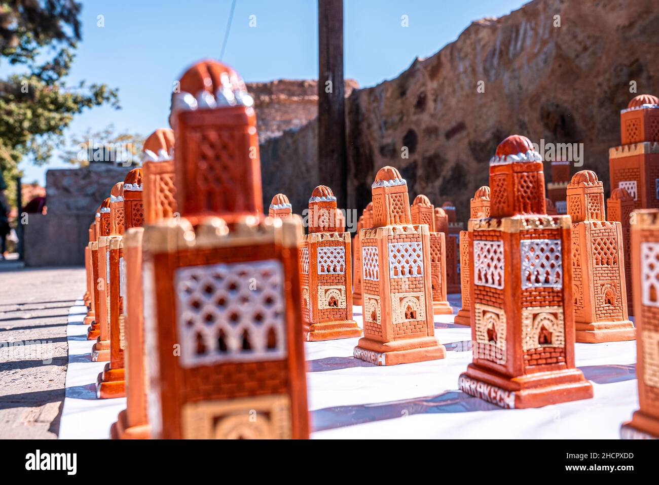 Souvenirs marocains traditionnels de minaret religieux fait main à Marrakech Banque D'Images