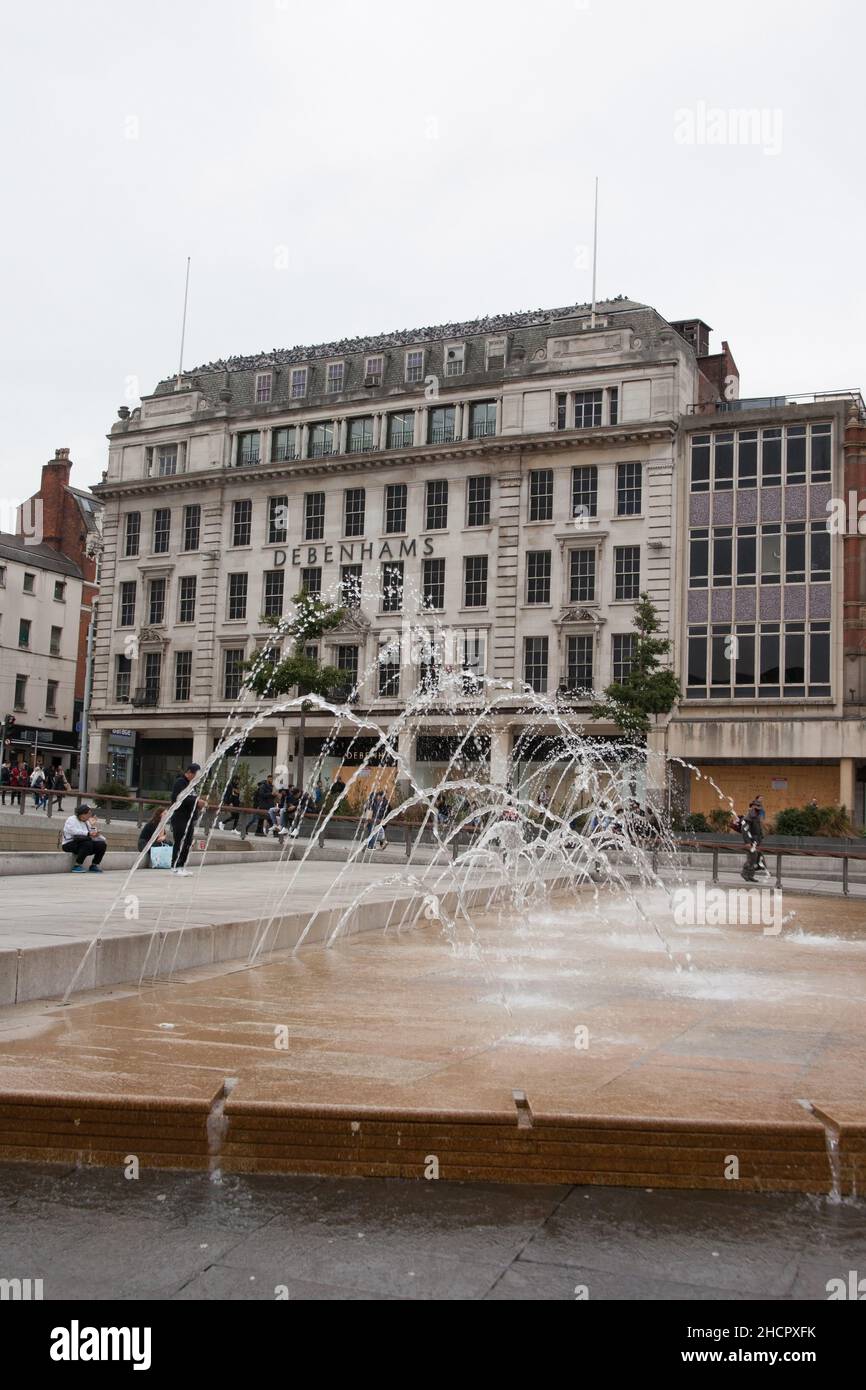 Old Market Square et bâtiments sur long Row à Nottingham, au Royaume-Uni Banque D'Images