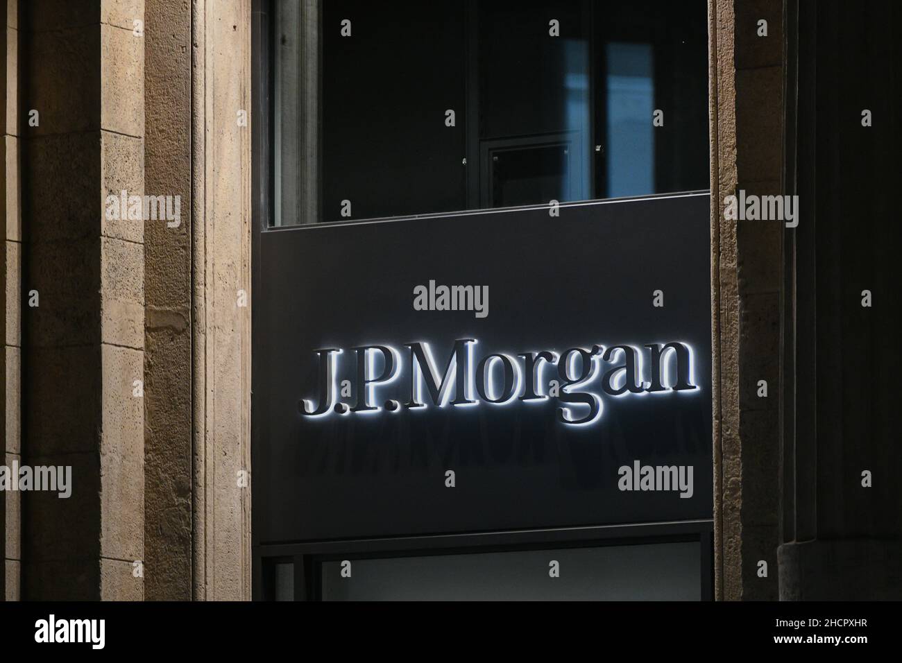 Milan, Italie - 24 septembre 2021 : logo JP Morgan sur une façade d'un magasin à Milan. Banque D'Images