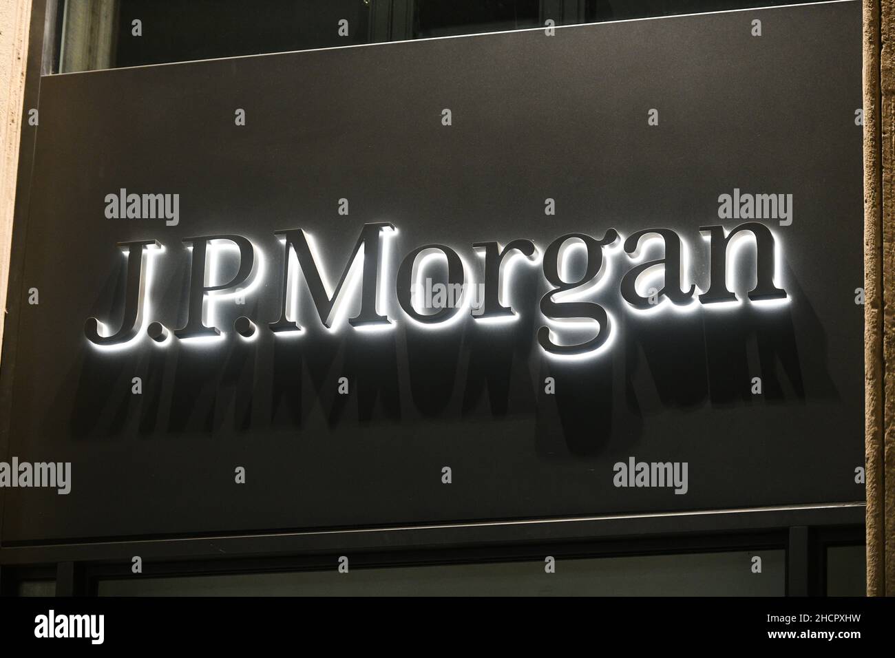 Milan, Italie - 24 septembre 2021 : logo JP Morgan sur une façade d'un magasin à Milan. Banque D'Images