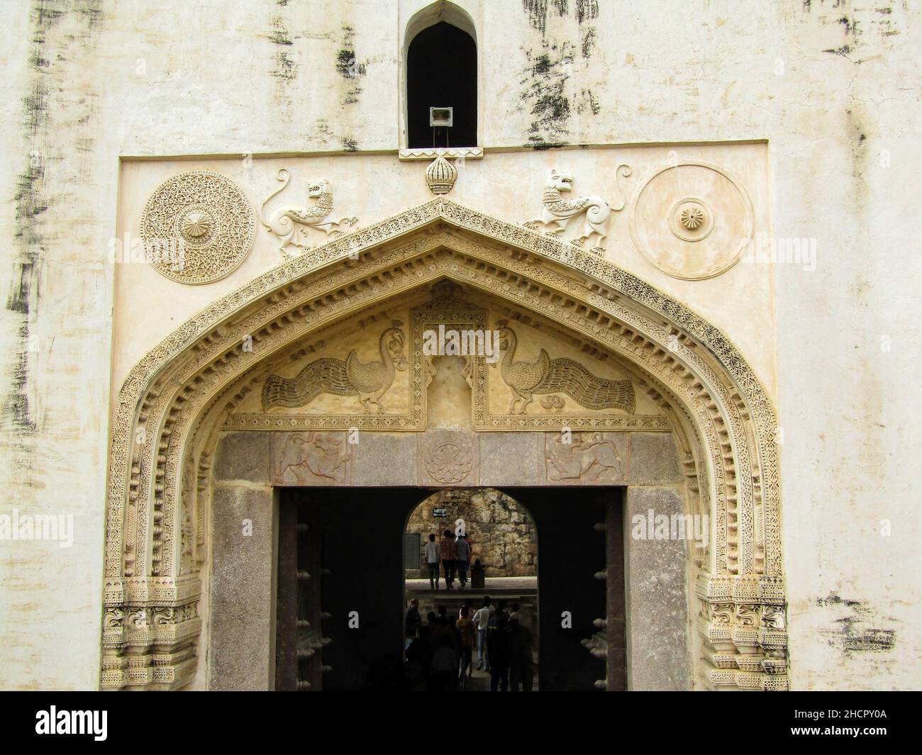 Porte d'entrée du fort de Golconda de Hyderabad avec conception structurale complexe. Banque D'Images