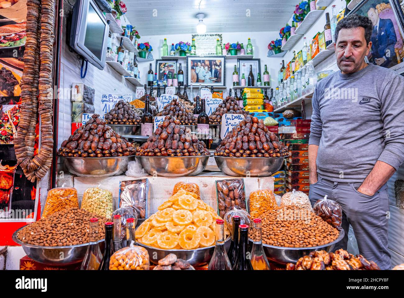Le vendeur vend des dates et des fruits secs dans le magasin sur le marché Banque D'Images