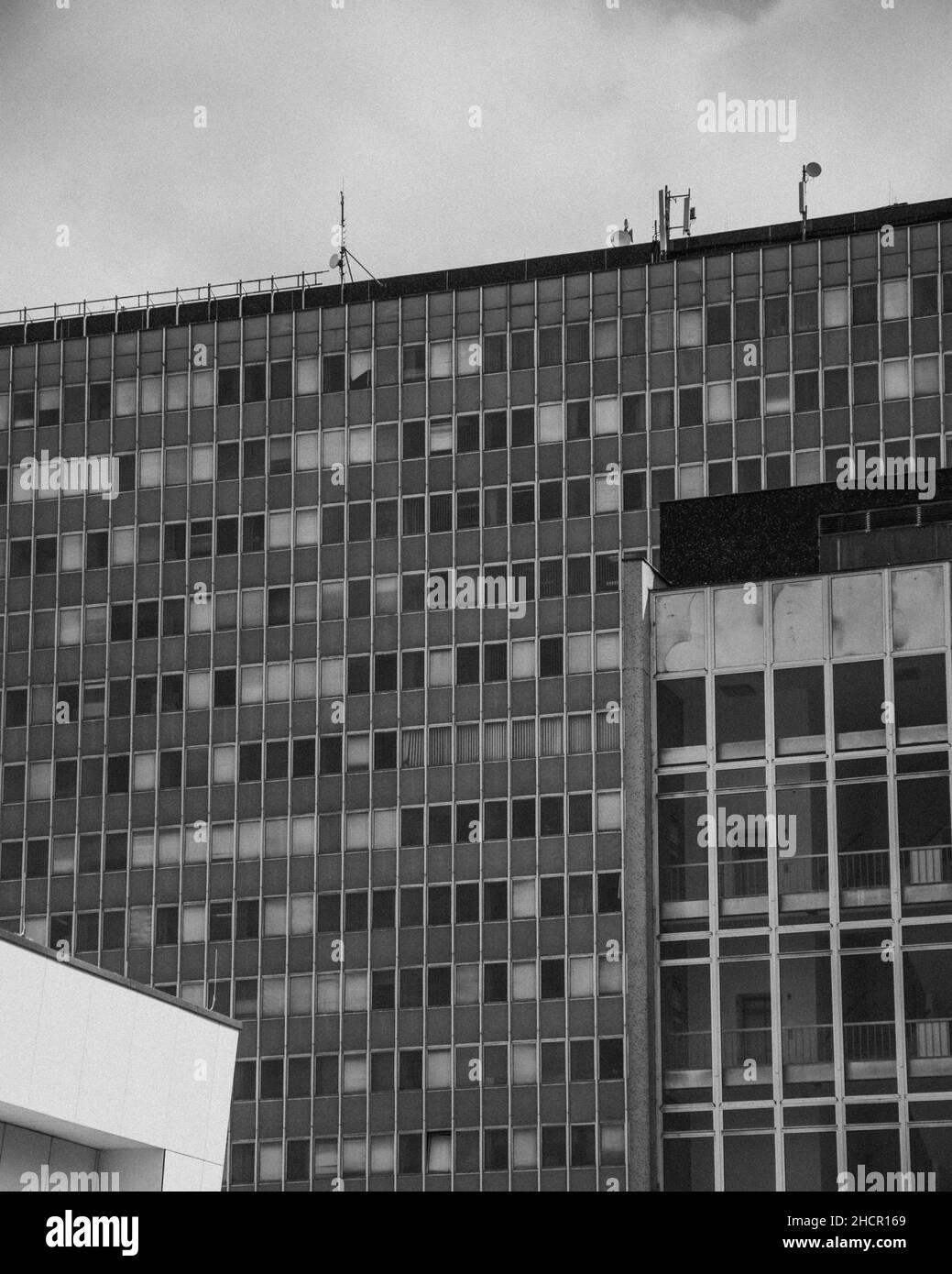 Photo en noir et blanc d'un bâtiment résidentiel Banque D'Images