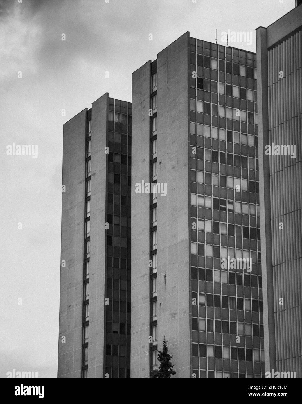 Photo en noir et blanc d'un bâtiment résidentiel Banque D'Images