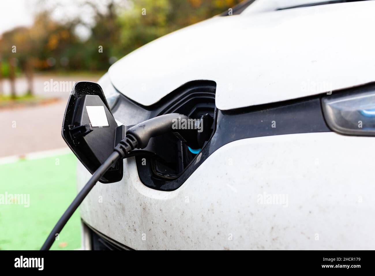 Recharge de voiture électrique à la station de charge dans un parking public à Suffolk, Royaume-Uni Banque D'Images