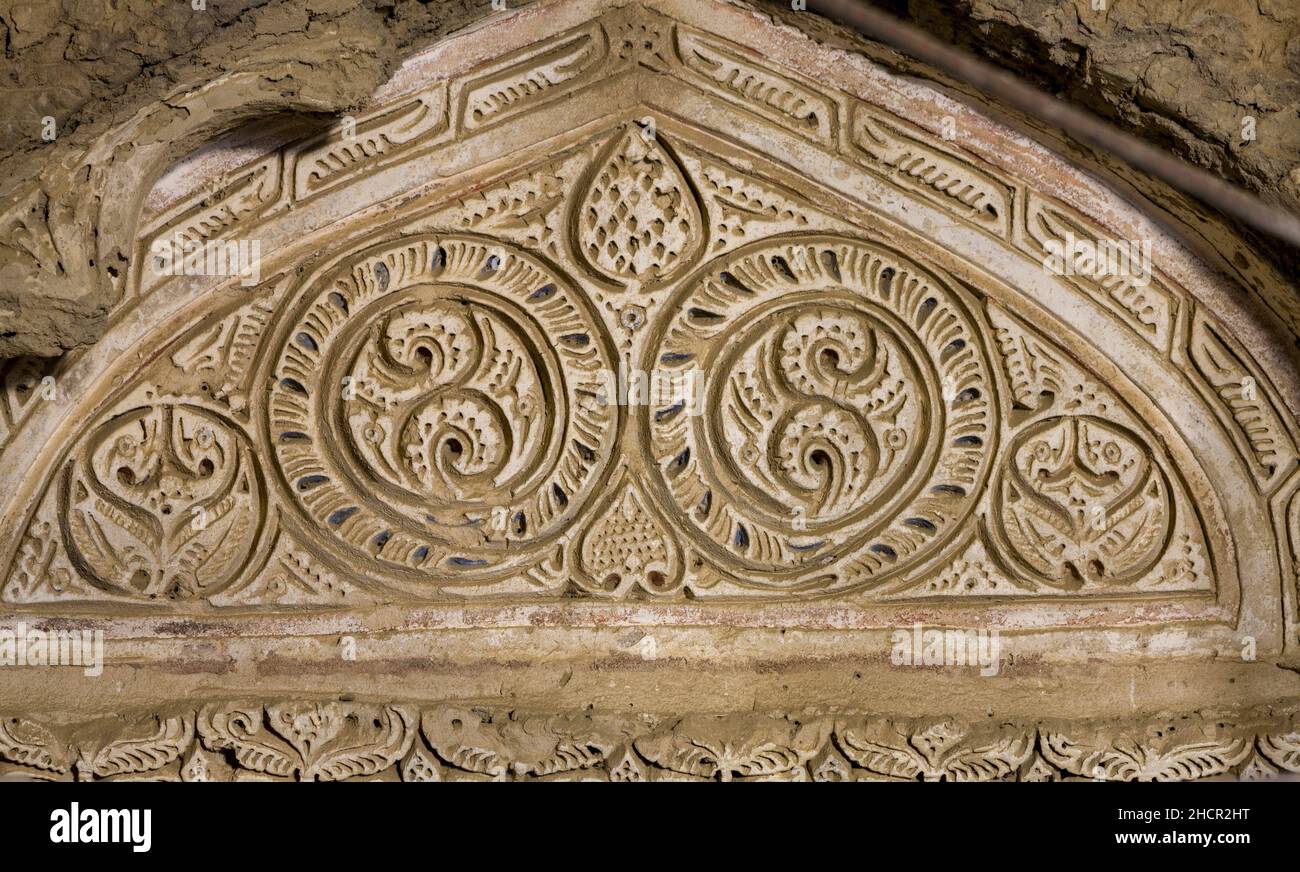 Détail du mihrab en plâtre sculpté du sanctuaire de Shir Kabir, Mashhad-i Misriyyan, Turkménistan Banque D'Images