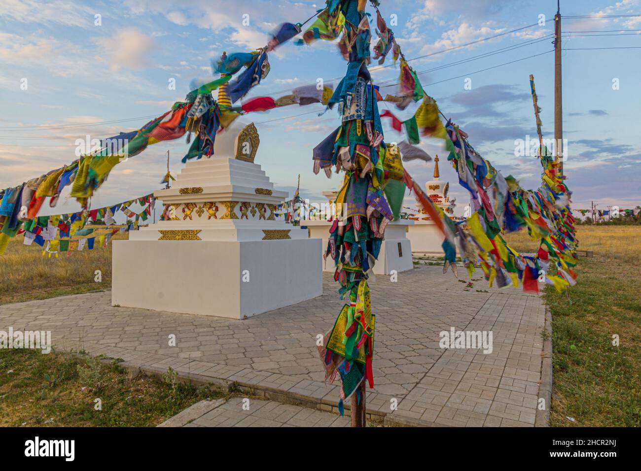 Stupas et drapeaux près de Syakusn Syume, monastère de Geden Sheddup Choikorling, monastère bouddhiste tibétain à Elista, République de Kalmykia, Russie Banque D'Images