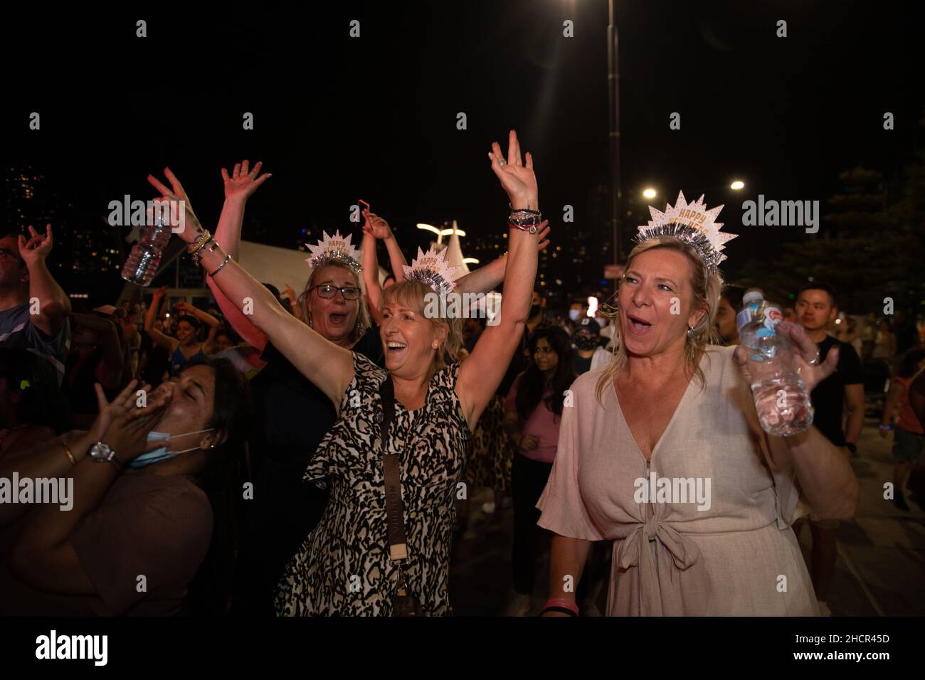 Melbourne, Australie 31 décembre 2021, les fêtards se sont délarés et dansent la nuit pendant les événements autour de Melbourne, au cours desquels les gens ont vu le nouvel an en faisant la fête et en buvant avec des amis et des feux d'artifice, avec l'espoir d'un 2022 meilleur !Crédit : Michael Currie/Alay Live News Banque D'Images