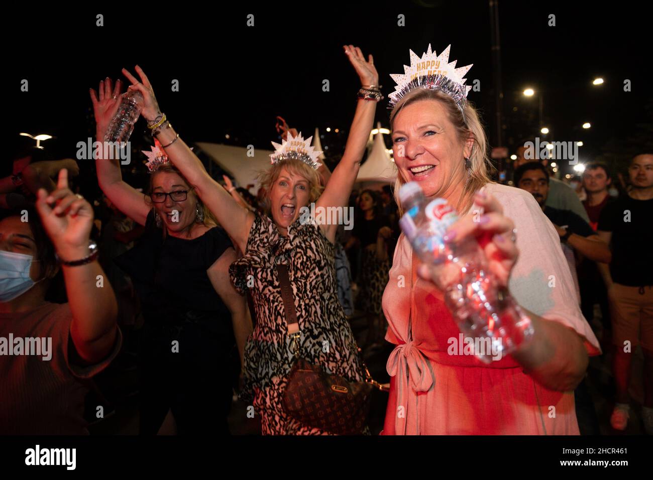 Melbourne, Australie 31 décembre 2021, les fêtards se sont délarés et dansent la nuit pendant les événements autour de Melbourne, au cours desquels les gens ont vu le nouvel an en faisant la fête et en buvant avec des amis et des feux d'artifice, avec l'espoir d'un 2022 meilleur !Crédit : Michael Currie/Alay Live News Banque D'Images