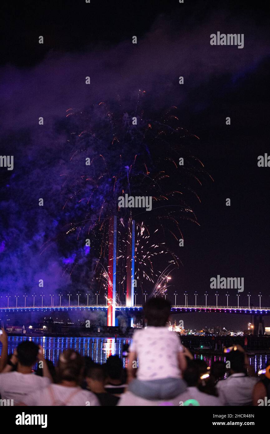 Melbourne, Australie 31 décembre 2021, des feux d'artifice éclatent près du pont Bolte à Docklands lors d'événements autour de Melbourne, au cours desquels les gens ont vu le nouvel an en faisant la fête et en buvant avec des amis et des feux d'artifice, avec l'espoir d'un 2022 meilleur !Crédit : Michael Currie/Alay Live News Banque D'Images