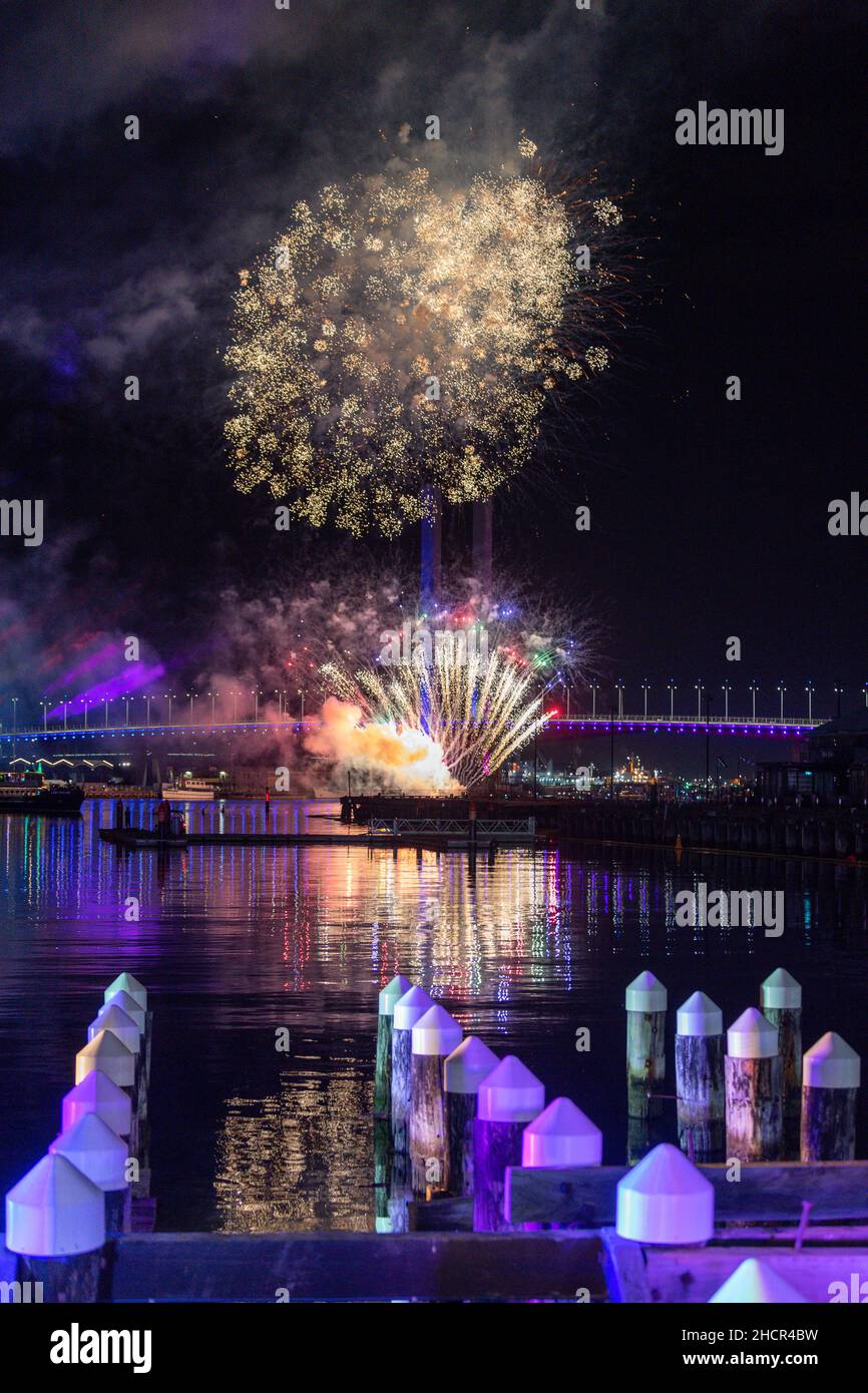 Melbourne, Australie 31 décembre 2021, des feux d'artifice éclatent près du pont Bolte à Docklands lors d'événements autour de Melbourne, au cours desquels les gens ont vu le nouvel an en faisant la fête et en buvant avec des amis et des feux d'artifice, avec l'espoir d'un 2022 meilleur !Crédit : Michael Currie/Alay Live News Banque D'Images