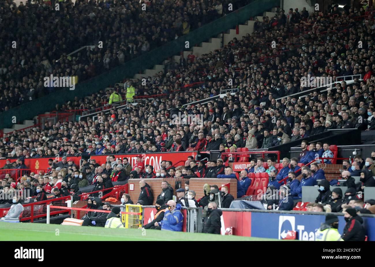 Old Trafford, Manchester, Royaume-Uni.30th décembre 2021.Premier League football Manchester United contre Burnley ; les fans regardent sur la tribune derrière les dugouts crédit : action plus Sports/Alamy Live News Banque D'Images