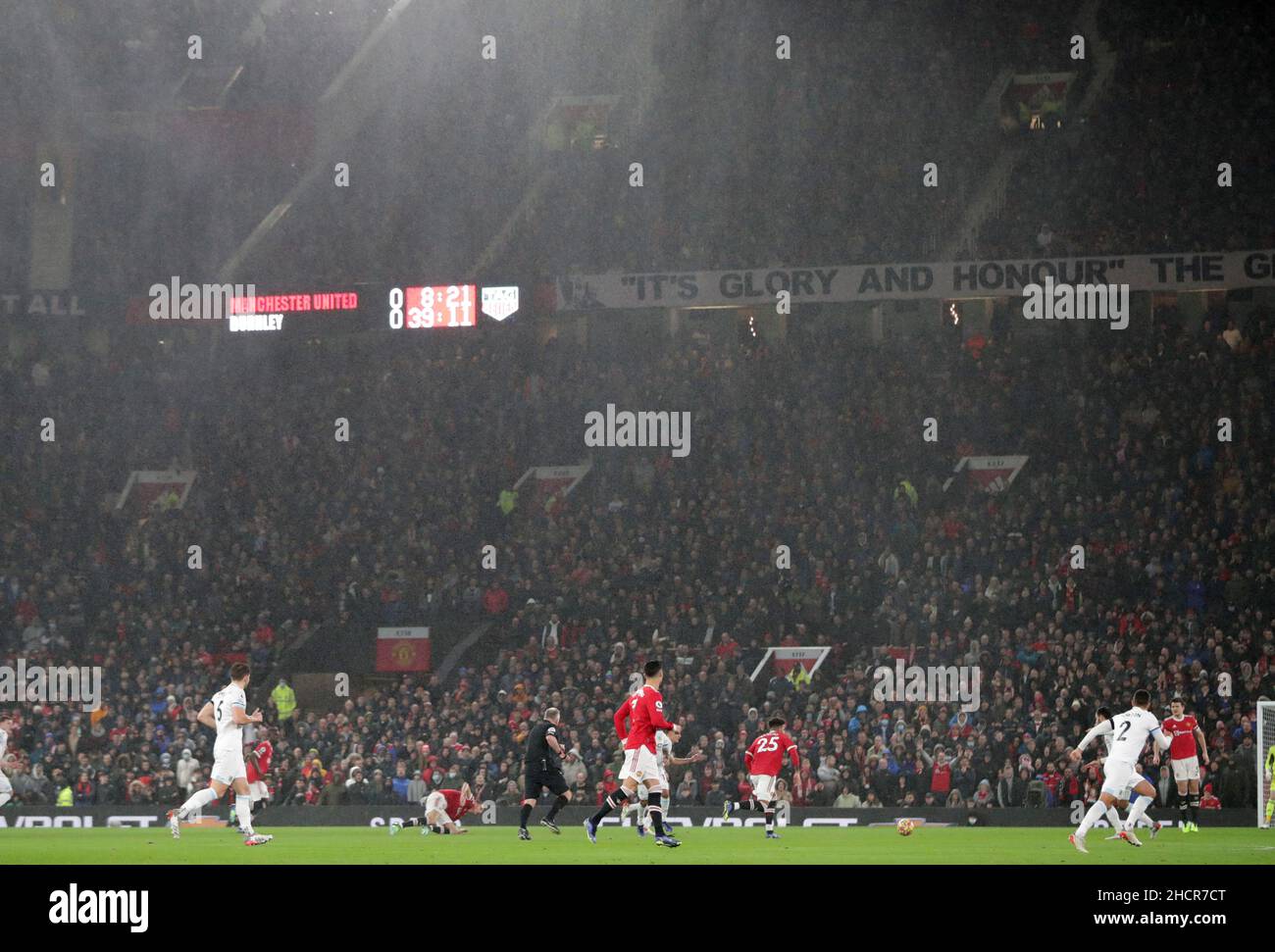 Old Trafford, Manchester, Royaume-Uni.30th décembre 2021.Premier League football Manchester United contre Burnley ; de fortes pluies tombent pendant l'ouverture de dix minutes du match crédit : action plus Sports/Alamy Live News Banque D'Images