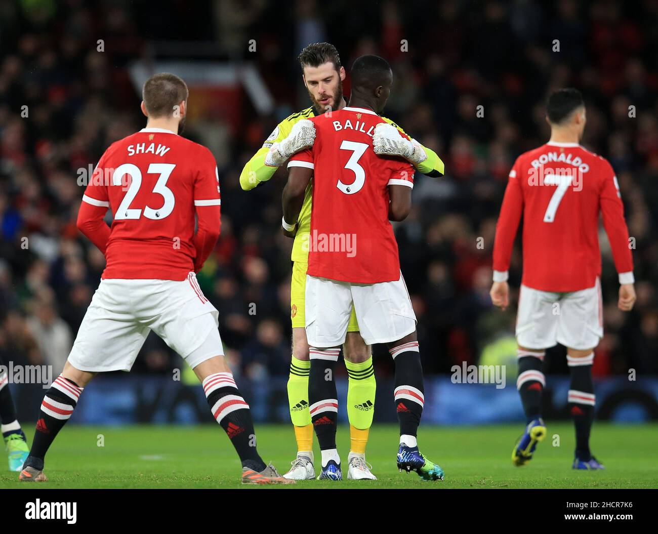 Old Trafford, Manchester, Royaume-Uni.30th décembre 2021.Premier League football Manchester United versus Burnley ; gardien de but de Manchester United David de Gea Hugs coéquipier Eric Bailly Credit: Action plus Sports/Alay Live News Banque D'Images