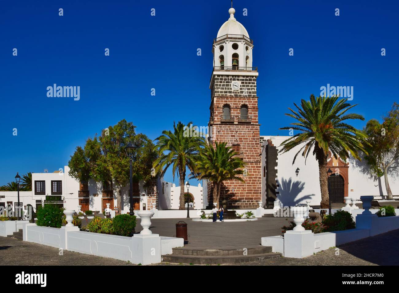 L'église Parroquia de Nuestra Senora de Guadalupe de Teguise dans la ville de Tahiche, Lanzarote, Espagne.Devant la Plaza de la constitucion.Image tak Banque D'Images