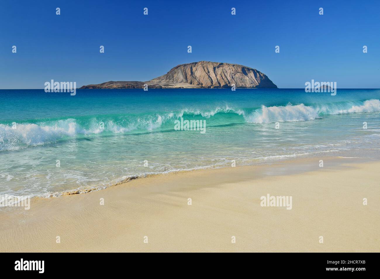 Belle Playa de las Conchas avec le Mont Clara en arrière-plan.L'île la Graciosa, appartenant à Lanzarote, îles Canaries, Espagne.Quelques personnes Banque D'Images