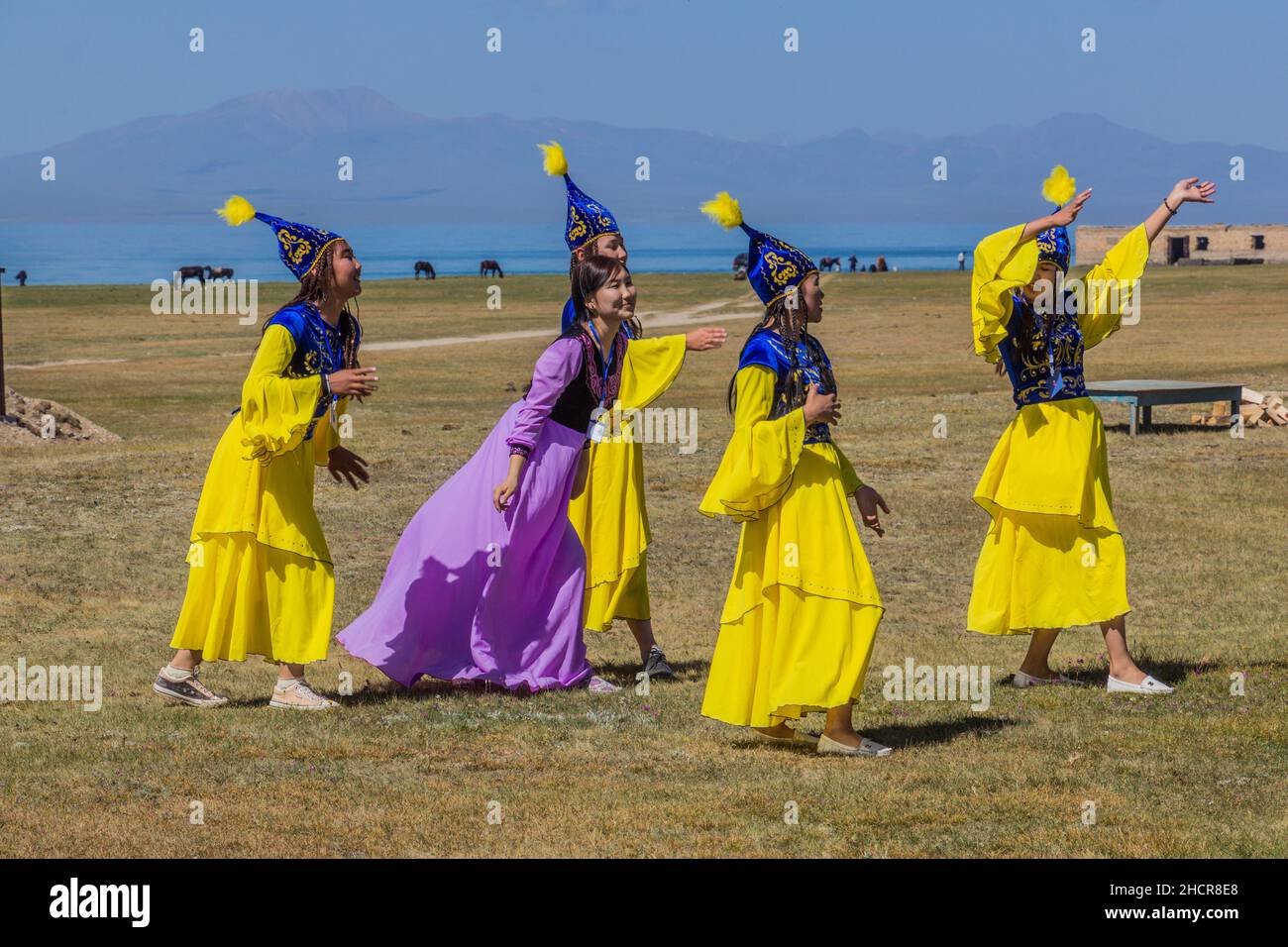 SONG KOL, KIRGHIZISTAN - 25 JUILLET 2018 : spectacle de danse traditionnelle pendant le Festival national des Jeux du cheval sur les rives du lac son Kol Banque D'Images