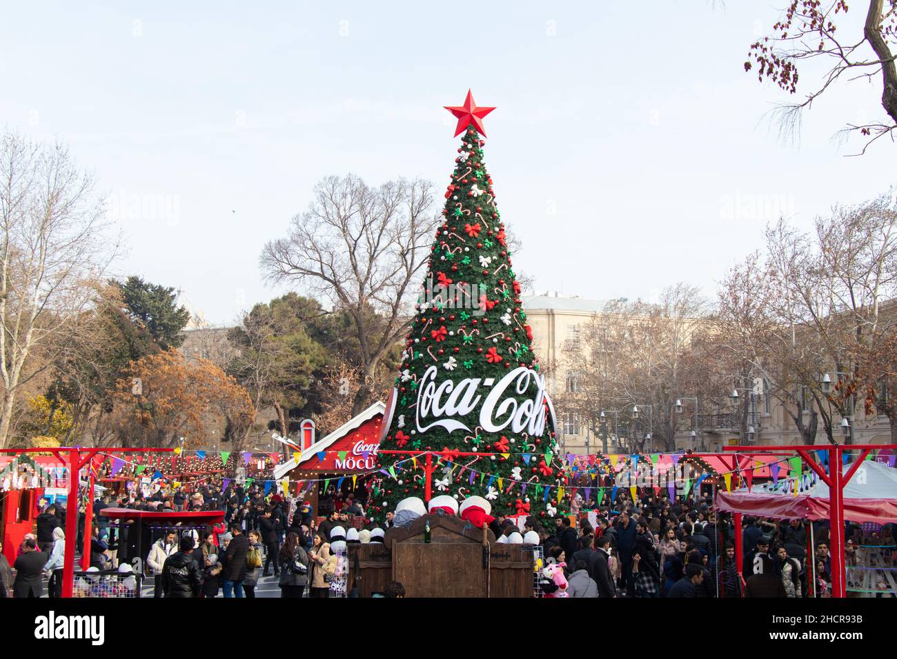 Foire du nouvel an sur la place centrale.Jour de Noël à Bakou, Azerbaïdjan - 31 décembre 2021. Banque D'Images