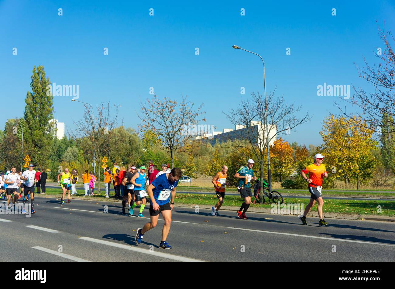 Belle photo de personnes qui se sont tournées vers la charité sur une route asphaltée à Poznan, en Pologne Banque D'Images