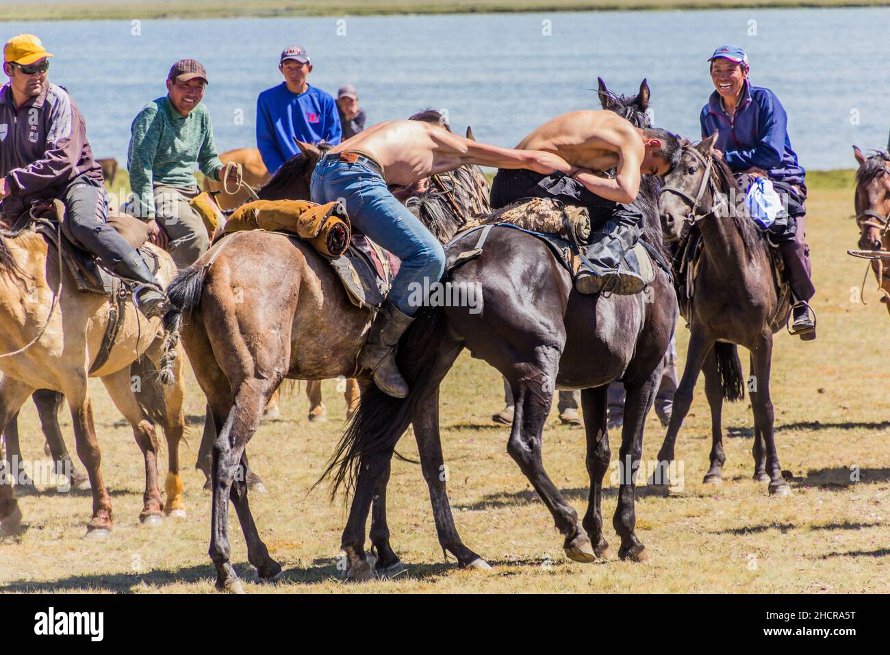 SONG KOL, KIRGHIZISTAN - 25 JUILLET 2018 : lutte à cheval au Festival national des Jeux du cheval sur les rives du lac son Kol Banque D'Images