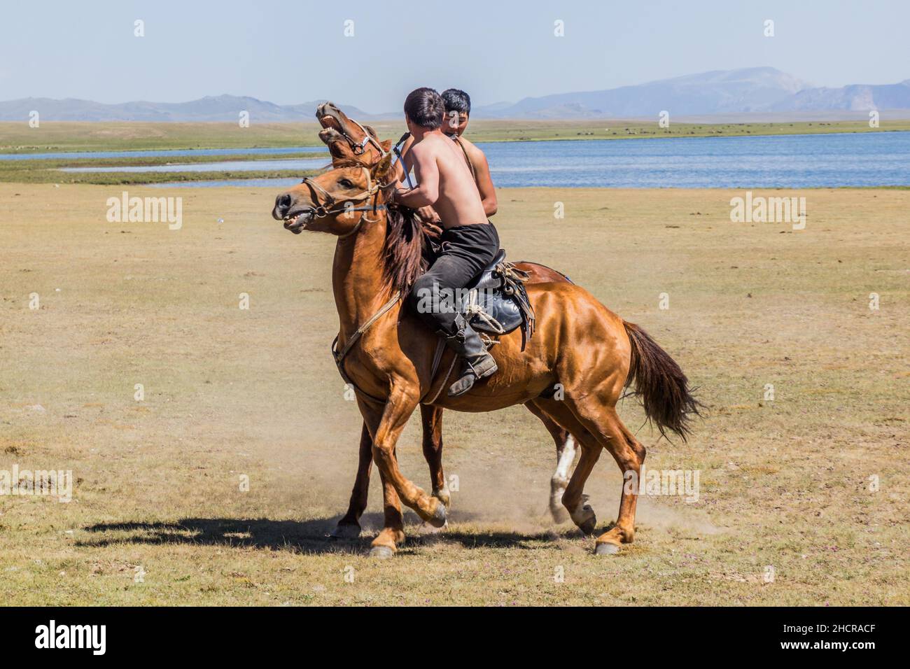 SONG KOL, KIRGHIZISTAN - 25 JUILLET 2018 : lutte à cheval au Festival national des Jeux du cheval sur les rives du lac son Kol Banque D'Images