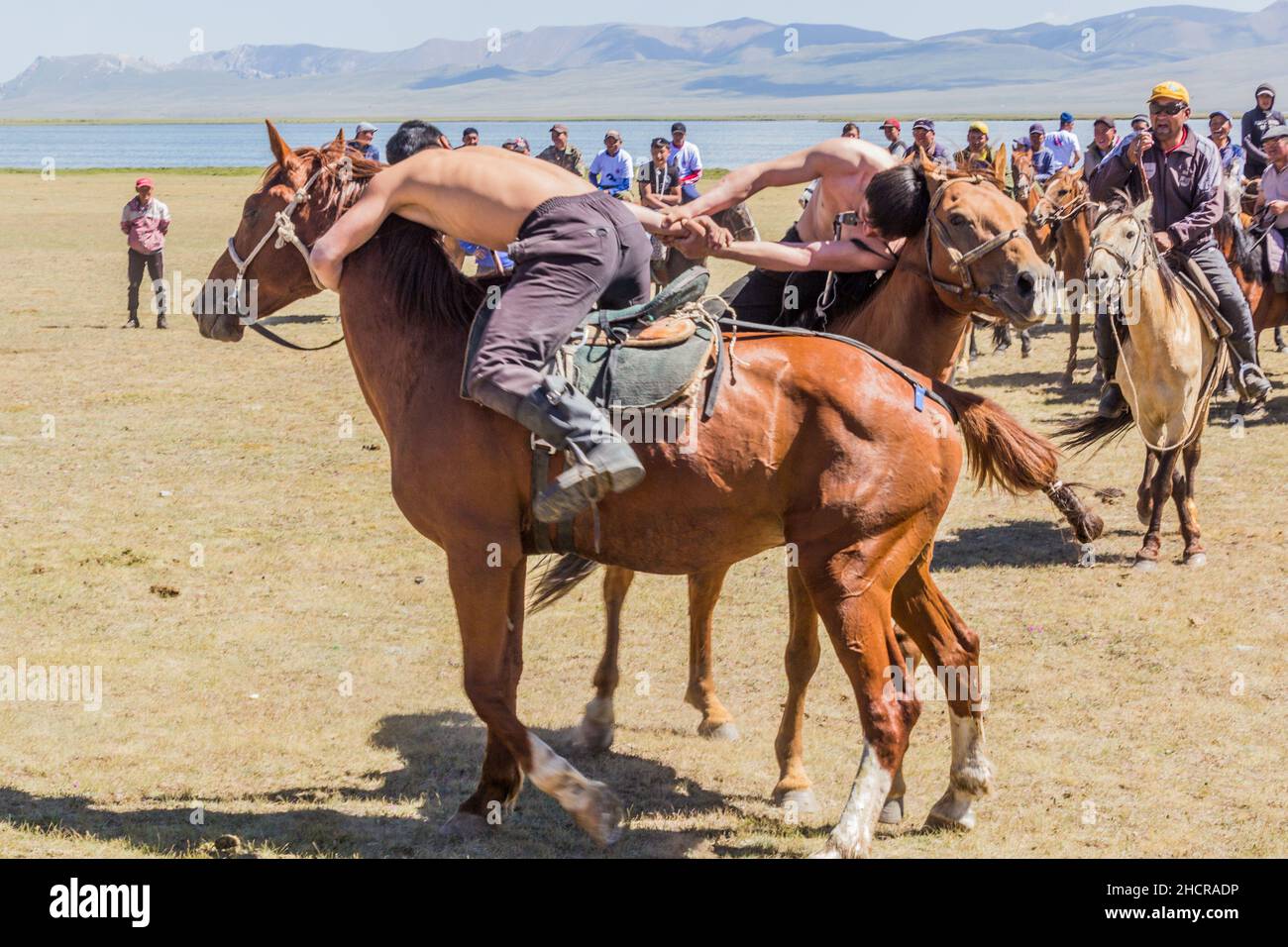 SONG KOL, KIRGHIZISTAN - 25 JUILLET 2018 : lutte à cheval au Festival national des Jeux du cheval sur les rives du lac son Kol Banque D'Images