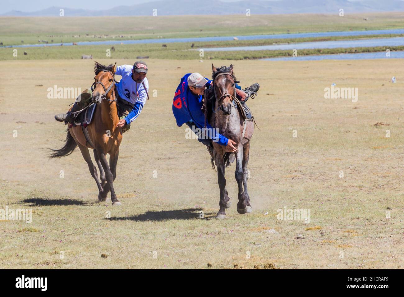 SONG KOL, KIRGHIZISTAN - 25 JUILLET 2018 : petits objets cueillant à la compétition équestre du Festival national des Jeux du cheval sur les rives de son K Banque D'Images