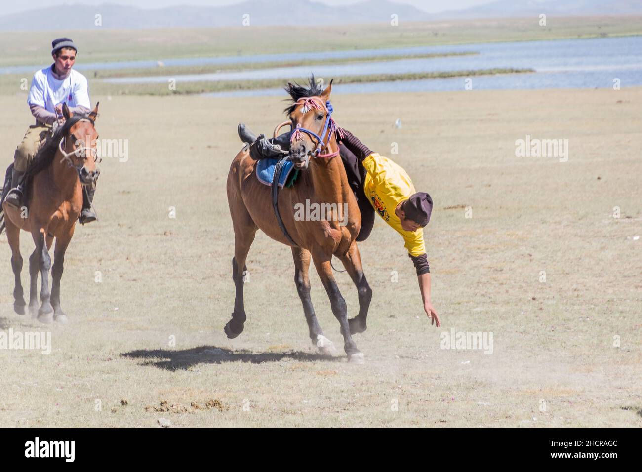 SONG KOL, KIRGHIZISTAN - 25 JUILLET 2018 : petits objets cueillant à la compétition équestre du Festival national des Jeux du cheval sur les rives de son K Banque D'Images