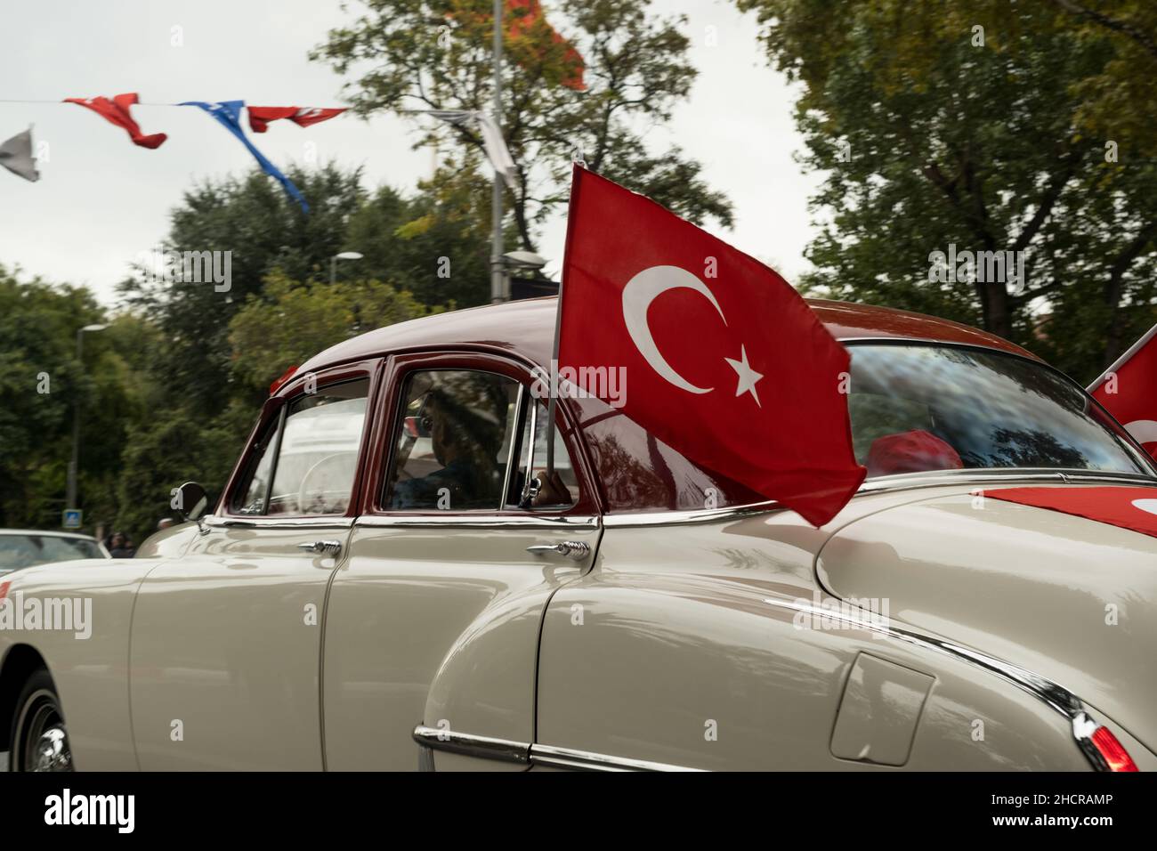 Istanbul, Turquie - 29 octobre 2021 : une femme portant le drapeau turc à la fenêtre de l'ancienne voiture pour le 29 octobre jour de la république.Photo éditoriale à Istanbul Turquie. Banque D'Images
