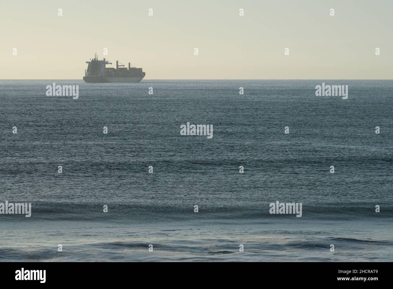 Silhouette conteneur cargo navire à ancre, port de Durban, Afrique du Sud, paysage de fond, commerce de fret,industrie des transports, matin, atmosphère Banque D'Images