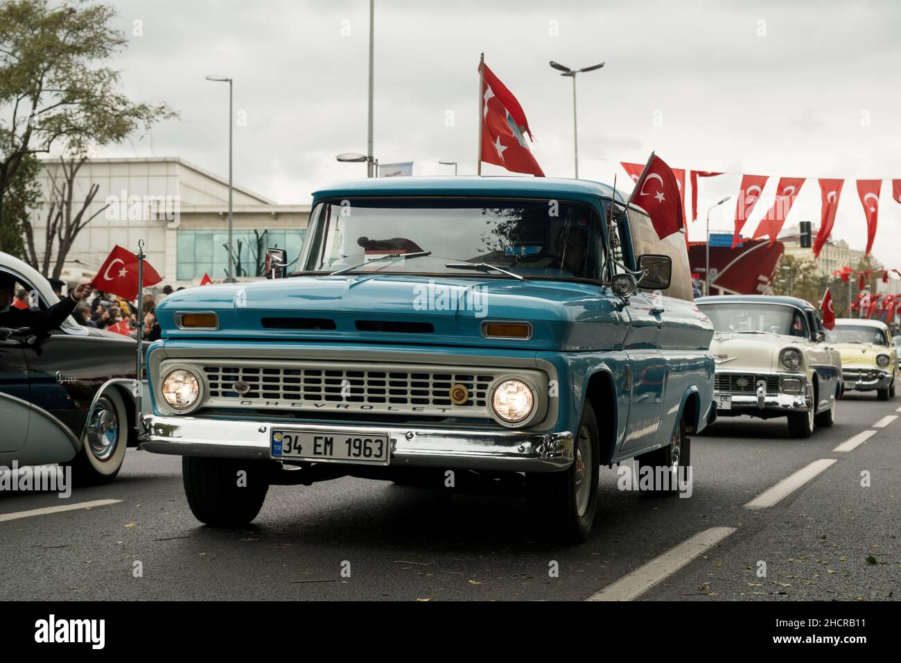 Istanbul, Turquie - le 29 octobre 2021 : un vieux pick-up Chevrolet en fête le 29 octobre, jour de la république de Turquie. Banque D'Images