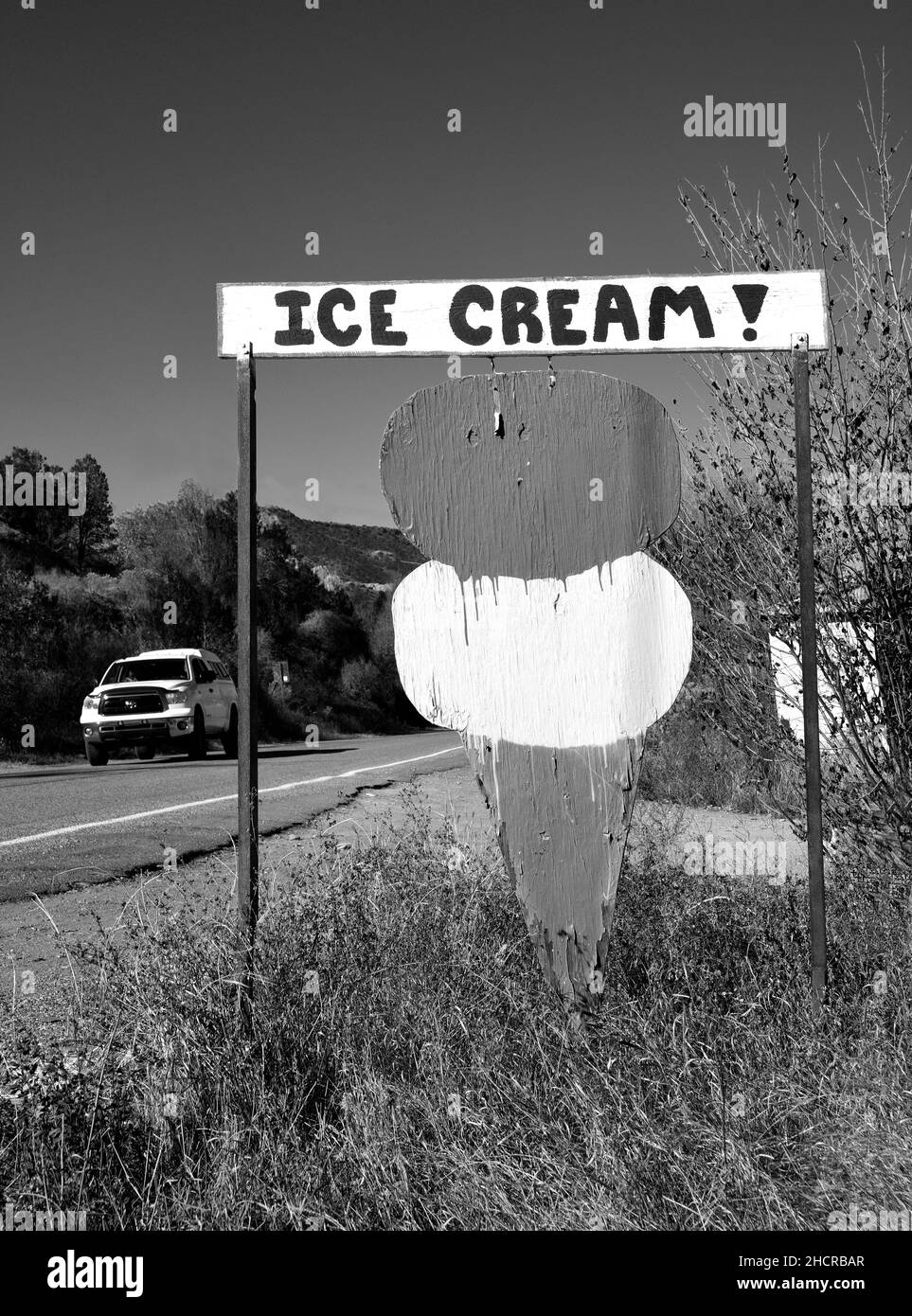 Un panneau de bord de route fait la publicité de la crème glacée ou de la vente près de la campagne de Dixon, au Nouveau-Mexique Banque D'Images