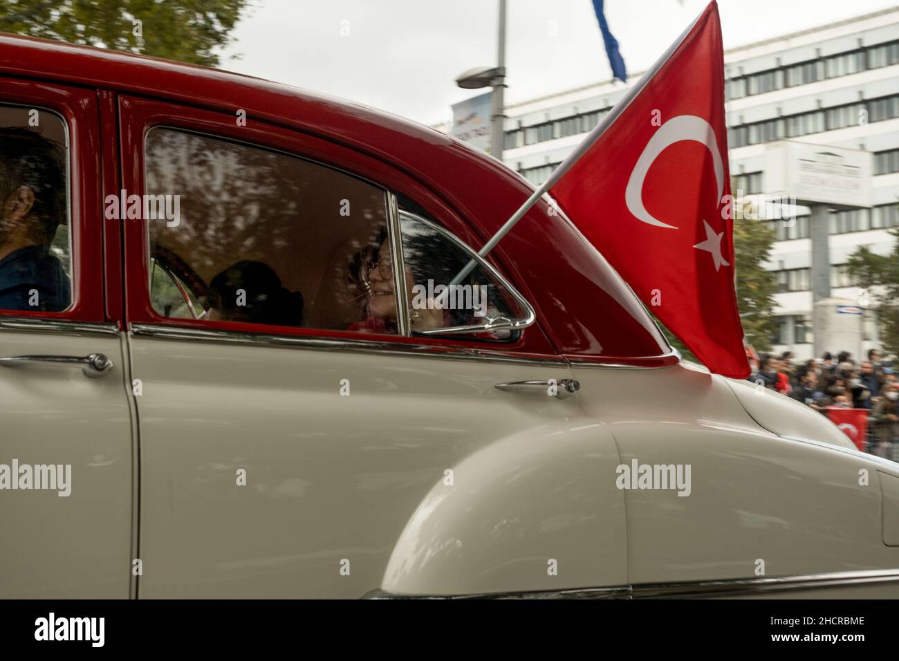 Istanbul, Turquie - 29 octobre 2021 : une femme portant le drapeau turc à la fenêtre de l'ancienne voiture pour le 29 octobre jour de la république.Photo éditoriale à Istanbul Turquie. Banque D'Images