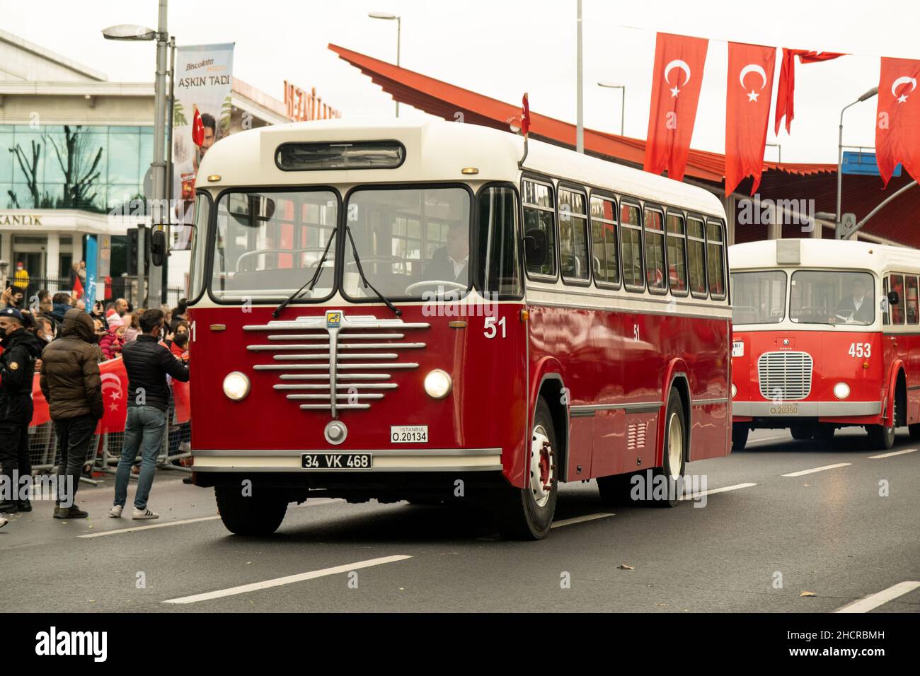 Istanbul, Turquie - 29 octobre 2021: Vue latérale d'un bus passanger d'époque AVEC bus 5500 tu.10 produit en 1951 à l'occasion des célébrations du jour de la république de Tur Banque D'Images