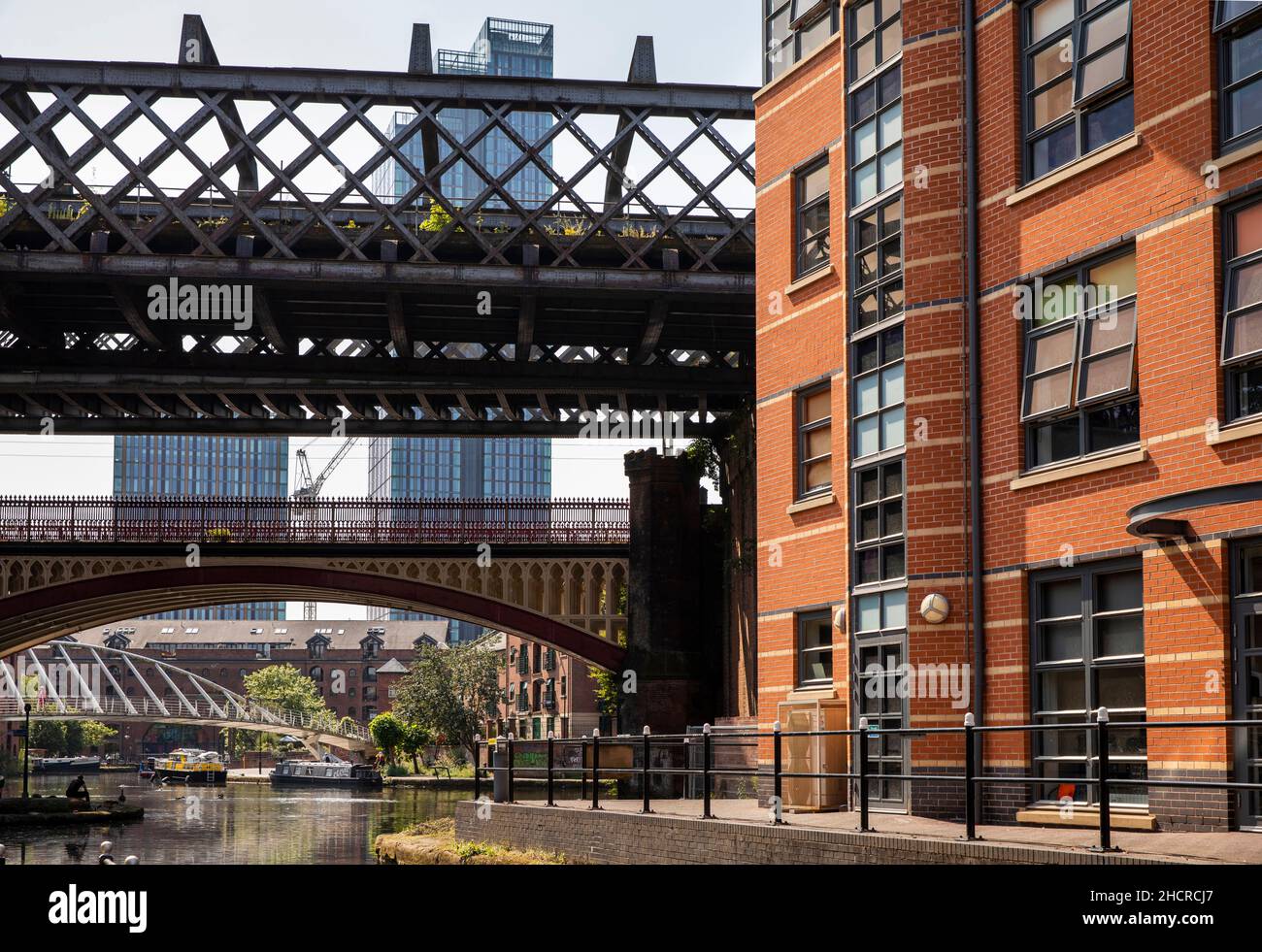 Royaume-Uni, Angleterre, Manchester, Castlefield, viaduc ferroviaire redondant et Merchant’s Bridge traversant le bassin du canal de Bridgewater Banque D'Images