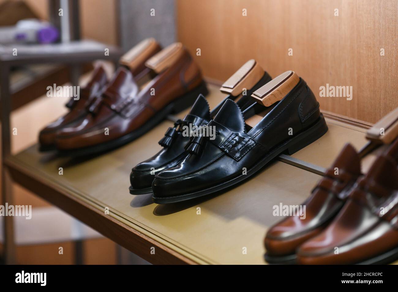 Chaussures pour hommes dans une boutique élégante. Banque D'Images