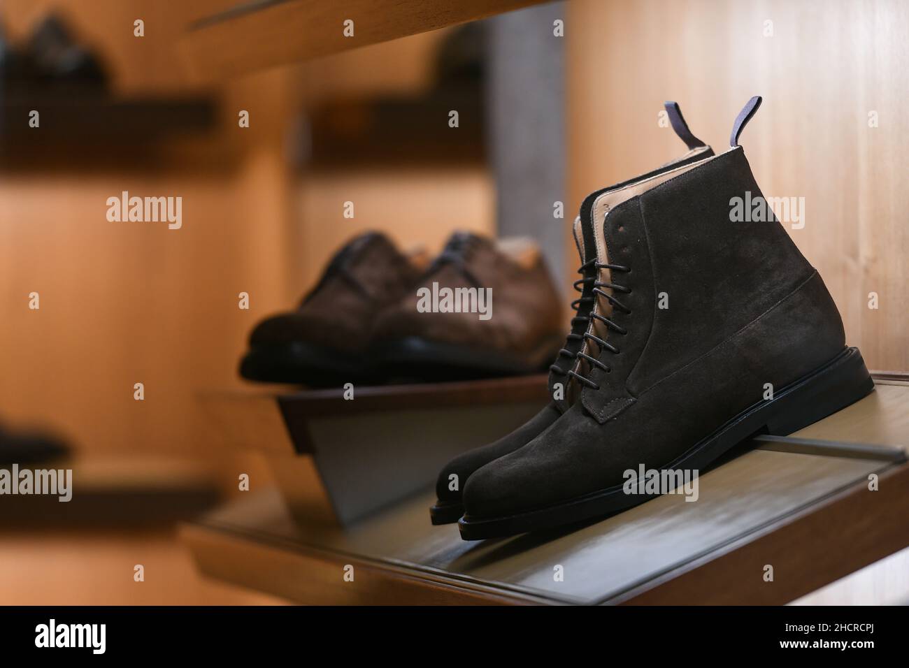 Chaussures pour hommes dans une boutique élégante. Banque D'Images