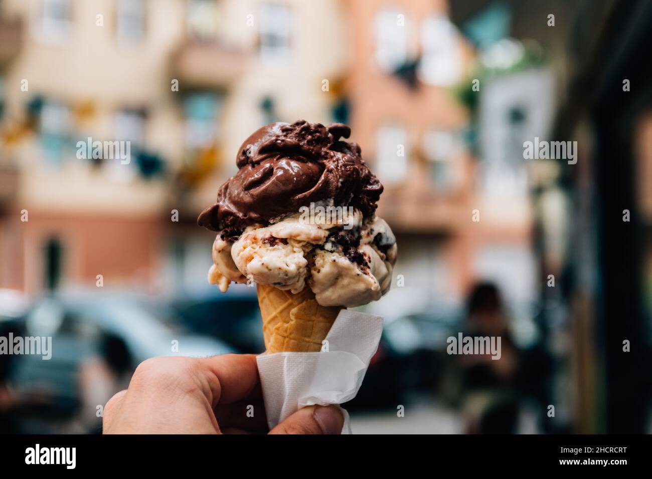 Cliché sélectif d'un cône de glace vanille-chocolat Banque D'Images