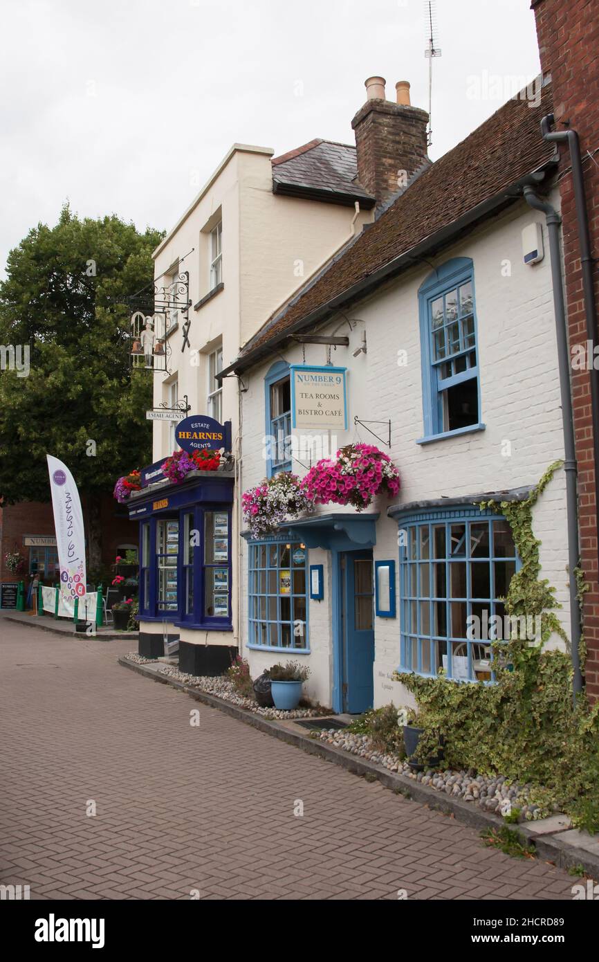 Vue sur les magasins et les bâtiments de Wimborne, Dorset, au Royaume-Uni Banque D'Images