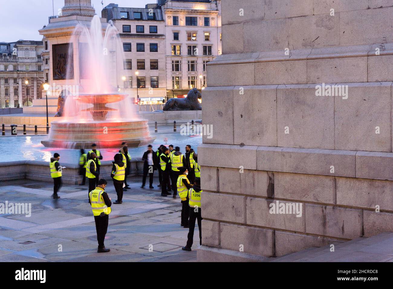 Londres Royaume-Uni 31 décembre 2021.La place Trafalgar de Londres est maintenant entièrement clôturée pour empêcher les gens de se réunir pour la fête de la Saint-Sylvestre.Le grand public est invité à célébrer les festivités à la maison de façon sensée et prudente, car la variante du coronavirus Omicron se propage rapidement parmi les communautés.Credit: Xiu Bao/Alamy Live News Banque D'Images