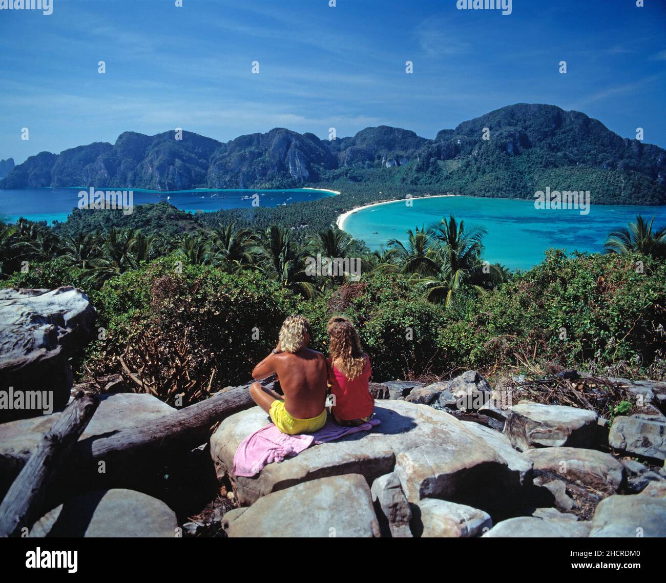 Thaïlande.Île Phi Phi.Jeune couple avec un point de vue élevé des baies de Loh Dalum et de ton Sai. Banque D'Images