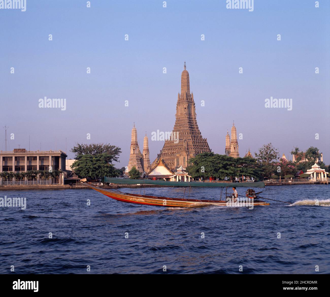 Thaïlande.Bangkok.Wat Arun avec bateau de rivière passant. Banque D'Images