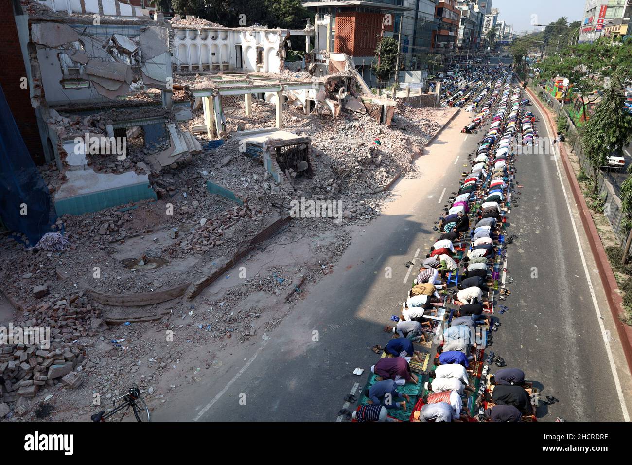 Dhaka, Bangladesh.31st décembre 2021.Les dévotés musulmans prient la prière du vendredi Jummah dans la rue de Dhaka.(Credit image: © Syed Mahabubul Kader/Pacific Press via ZUMA Press Wire) Credit: ZUMA Press, Inc./Alamy Live News Banque D'Images