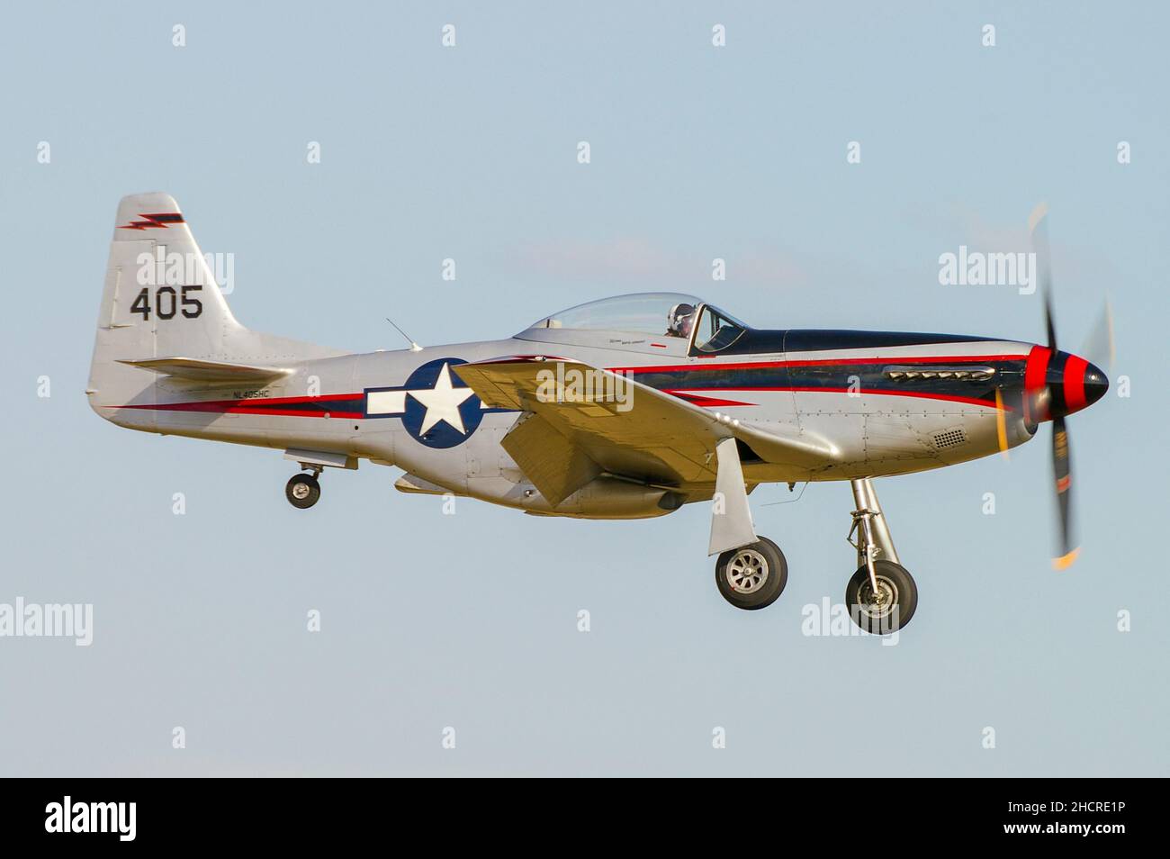 North American P-51D Mustang, North American P-51 Mustang NL405HC, 44-10753, avion de chasse de la Seconde Guerre mondiale qui débarque au spectacle aérien de Duxford Banque D'Images